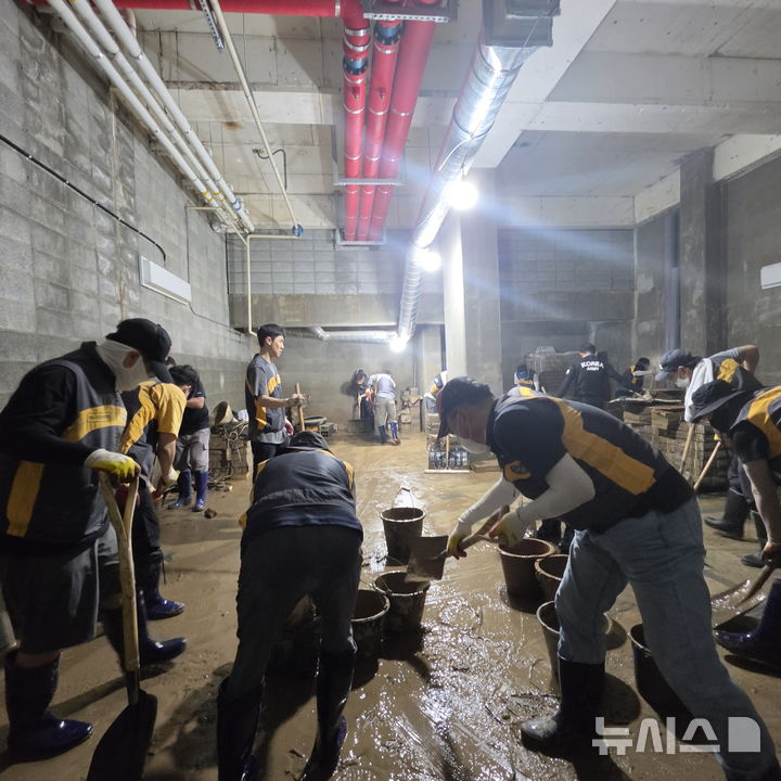 [서울=뉴시스]KB국민은행은 집중호우로 피해를 입은 경남 거제지역을 찾아 임직원 봉사활동을 실시했다고 31일 밝혔다. (사진=KB국민은행 제공). 2026.08.31. photo@newsis.com 