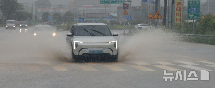 [정읍=뉴시스] 김얼 기자 = 전북지역 곳곳에 호우주의보가 이어지고 있는 31일 전북 정읍시 소성로가 많은 양의 빗물로 침수되어 있다. 2026.08.31. pmkeul@newsis.com