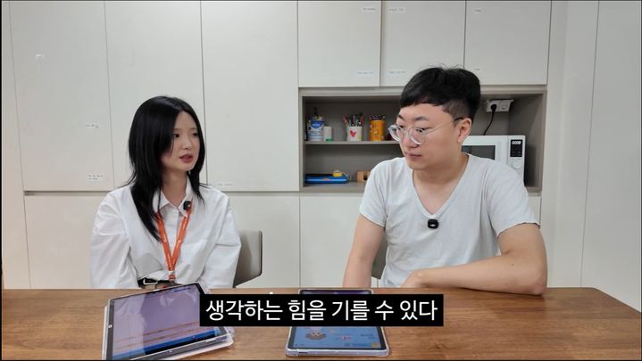 [서울=뉴시스] 구몬학습 이민주 선생님(왼쪽)과 크리에이터 김선태. (사진 출처=유튜브 채널 ‘김선태’ 구몬편 영상 캡쳐) 2026.8.31. photo@newsis.com *재판매 및 DB 금지