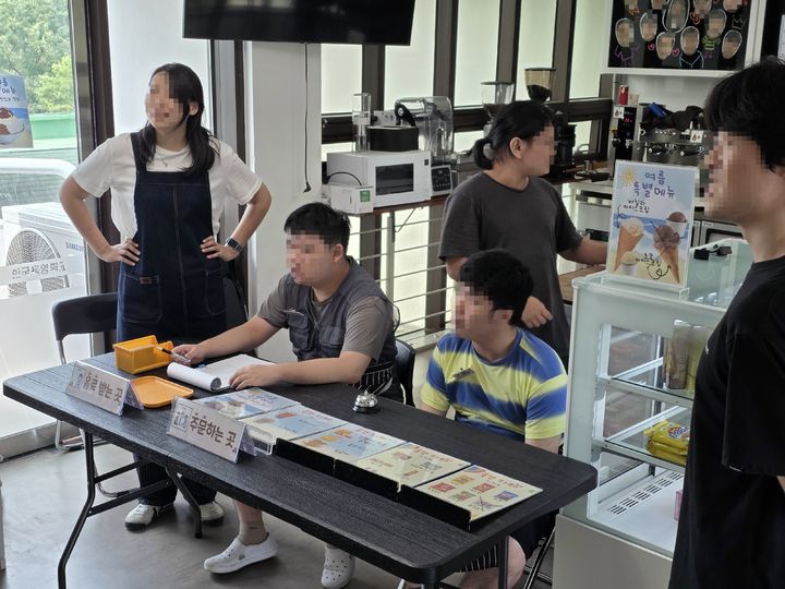 [서울=뉴시스] 한국육영학교 금융교육 프로그램 '칭찬카페' 이미지. (사진=DB손해보험 제공) 2026.08.31. photo@newsis.com *재판매 및 DB 금지