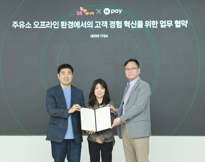 [서울=뉴시스] (왼쪽부터) 이향철 Npay 페이서비스 책임리더, 이미영 Npay 페이인프라&비즈 책임리더, 배정한 SK에너지 마케팅본부장이 네이버 1784에서 업무협약을 체결한 후 기념사진을 촬영하고 있다. (사진=네이버페이 제공) 2026.08.31. photo@newsis.com *재판매 및 DB 금지