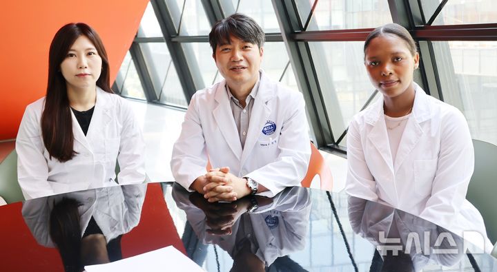 [성남=뉴시스] 분당차병원 정형외과 이순철 교수(가운데), 김정인 연구교수, 차 의과학대학교 박사과정생 Siphesihle Cassandra Nonjola (사진=분당차병원 제공) 2026.08.31.photo@newsis.com