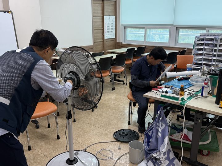 [울산=뉴시스] 선풍기 등 소형가전을 무상수리하고 있는 울산 남구 OK생활민원기동대 관계자들. (사진=울산 남구 제공) photo@newsis.com *재판매 및 DB 금지