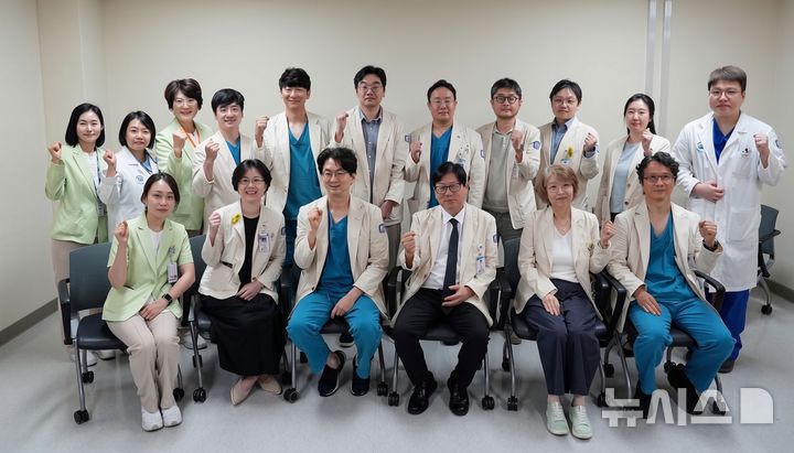 [서울=뉴시스] 국내 최초로 루테튬-177 전립선특이막항원 핵의학치료를 시작한 서울성모병원 비뇨기암센터 의료진이 정례적 다학제 협진 회의 후 전이성 전립선암 방사성리간드치료 누적 200회 기념 사진을 촬영했다. (앞줄 오른쪽부터) 홍성후 비뇨의학과·최영진 병리과·이지열 비뇨의학과(병원장)·하유신 비뇨의학과·오주현 핵의학과 교수. (사진= 서울성모병원 제공)