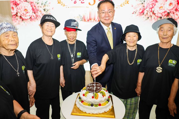 [칠곡=뉴시스] 김재욱 군수가 창단 3주년 기념 케익을 자르고 있다. (사진=칠곡군 제공) 2026.08.31 photo@newsis.com *재판매 및 DB 금지
