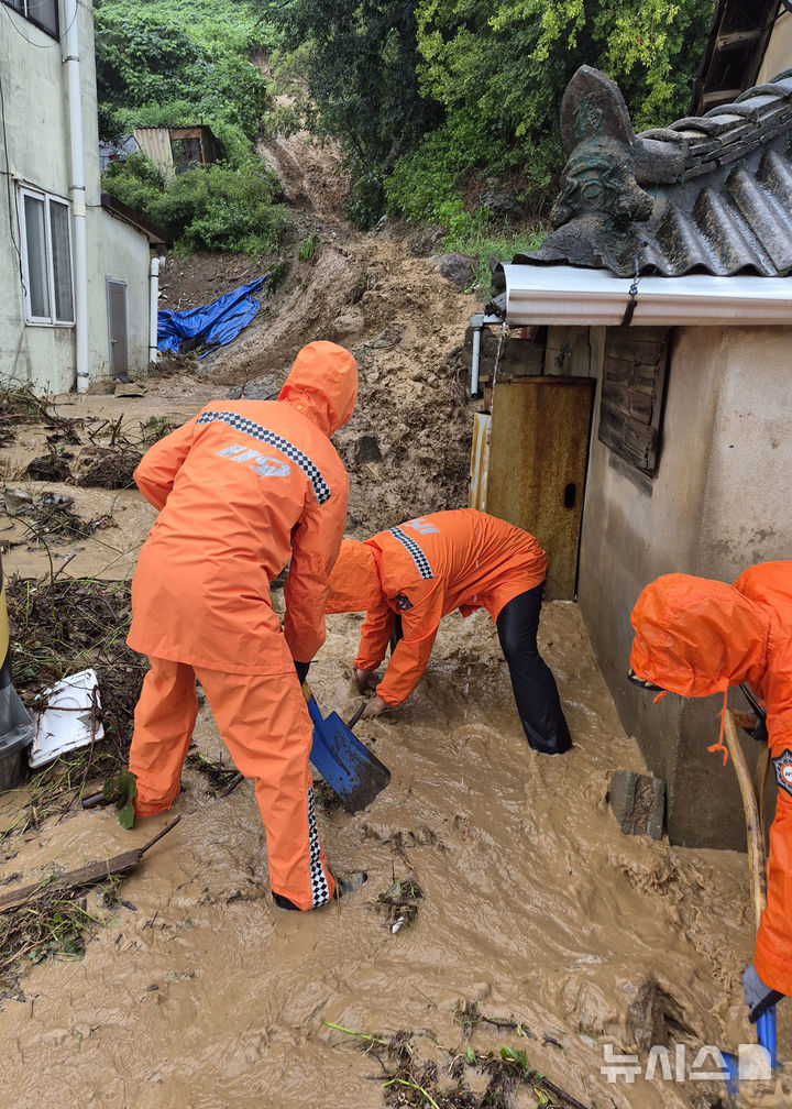 [영광=뉴시스] 31일 오전 9시4분께 전남광주 영광군 법성면 한 주택 인근에 토사가 쏟아져 소방 당국이 배수 작업을 벌이고 있다. (사진 = 전남광주소방본부 제공) 2026.08.31. photo@newsis.com *재판매 및 DB 금지