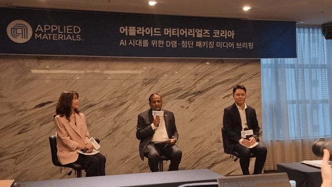 [서울=뉴시스]이지용 기자 = 무쿤드 스리니바산 어플라이드 머티어리얼즈 그룹 부사장이 31일 서울 오크우드 프리미어 코엑스 센터에서 '인공지능(AI) 시대를 위한 D램·첨단 패키징 미디어 브리핑'에서 발표하고 있다. 2026.08.31. leejy5223@newsis.com *재판매 및 DB 금지