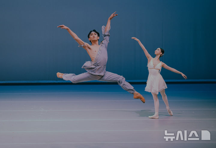  [서울=뉴시스]28일 서울 이화여대 ECC 삼성홀에서 열린 '한여름밤의 발레 축제' 1막 '탈리스만' 중 '탈리스만 파드되'에서 무용수 이강원(왼쪽·21)과 김민진(20)이 열연하고 있다. (사진=케이글로벌발레원 제공)