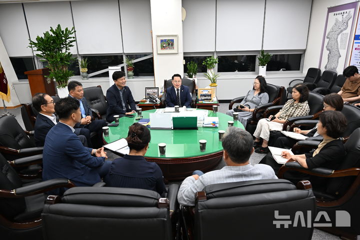 [완주=뉴시스] 성중기 완주군의장과 군주민자치협의회 간 자치 활성화 간담회 모습. *재판매 및 DB 금지