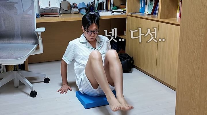 [서울=뉴시스] 코미디언 김영철이 아침마다 진행하는 자신만의 운동 비법을 공개했다. (사진='김영철 오리지널' 유튜브 채널 캡처)