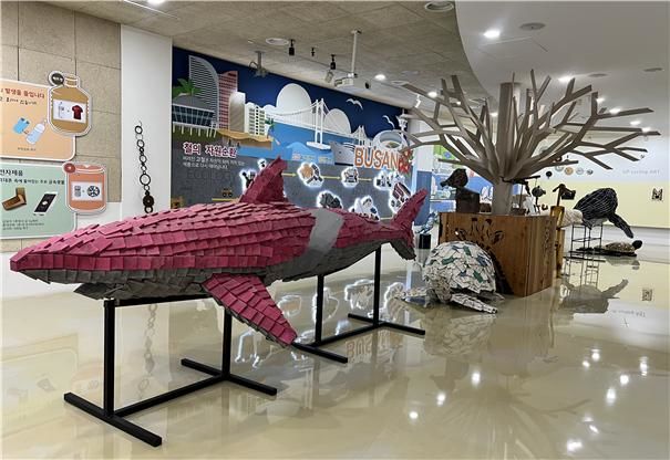 [부산=뉴시스] 부산자원순환협력센터 내 폐자원 활용 전시작품. (사진=부산환경공단 제공) 2026.08.31. photo@newsis.com *재판매 및 DB 금지