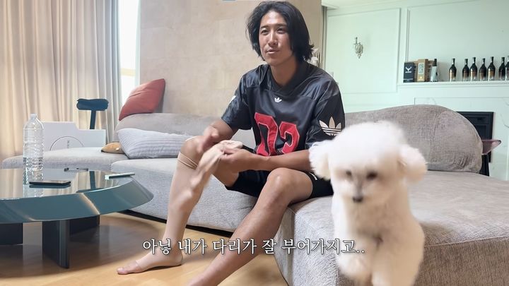 [서울=뉴시스] 야구선수 출신 방송인 황재균이 18kg 감량 후에 다리 부기 관리를 위해 압박스타킹을 착용하는 모습이 공개됐다. (사진=유튜브 채널 '일루황' 캡처)