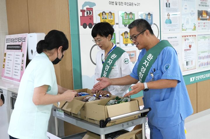 [대전=뉴시스] 건양대병원이 교직원 식당에서 전 교직원을 대상으로 환자 경험 향상을 위한 특별 격려 행사를 진행했다.(사진=건양대학교병원 제공) 2026.08.31. photo@newsis.com *재판매 및 DB 금지