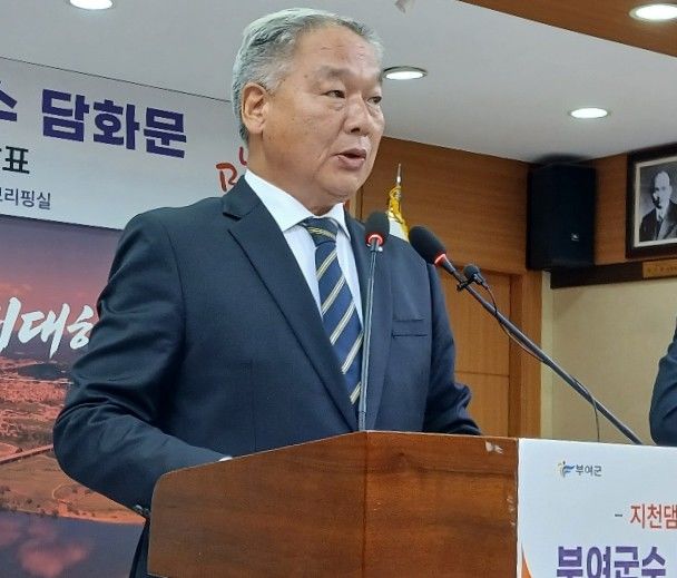 [부여=뉴시스] 조명휘 기자 = 이용우 부여군수가 31일 군청 서동브리핑실에서 정부의 지천댐 건설 방침에 대한 입장을 담은 담화문을 발표하고 있다. 2026.08.31. joemedia@newsis.com *재판매 및 DB 금지
