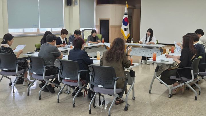 [밀양=뉴시스] 상반기 학교폭력대책심의위원회 전체회의 및 역량강화교육을 하고 있다. (사진=밀양교육지원청 제공) 2026.08.31. photo@newsis.com *재판매 및 DB 금지