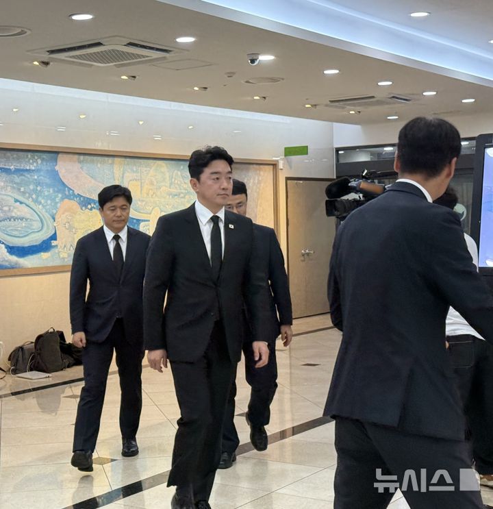 [포항=뉴시스] 안병철 기자 = 31일 오전 강훈식 대통령 비서실장이 조희대 대법원장의 부친 고(故) 조부환씨의 빈소가 마련된 경북 포항성모병원 장례식장에 들어서고 있다. 2026.08.31. abc1571@newsis.com.