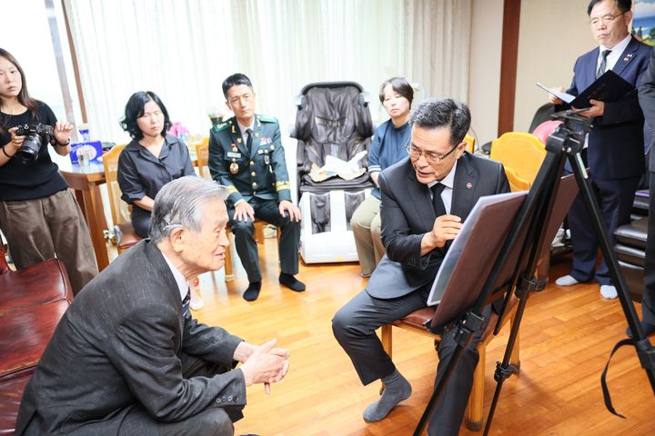 [서울=뉴시스] 31일 오전 전병희 국방부 유해발굴감식단장(오른쪽)이 고 김하동 일병의 유가족에게 고인의 유해발굴 및 신원확인 과정을 설명하고 있다. (사진=국방부 제공) 2026.08.31. photo@newsis.com *재판매 및 DB 금지