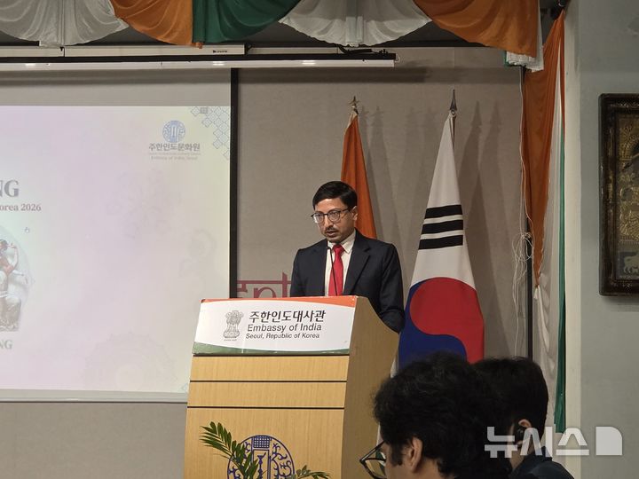 [서울=뉴시스]고선영 수습기자=주한인도대사관은 31일 주한인도문화원에서 기자간담회를 열고 제12회 사랑(Sarang)-인도문화축제와 제14회 인도영화제 등 올해 하반기 문화행사 일정을 소개했다. 사진은 고랄랑 다스 주한인도대사가 주한인도문화원에서 축제에 대해 설명하는 모습. 2026.08.31. sunzero@newsis.com
