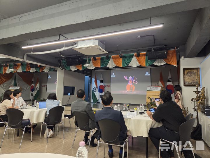 [서울=뉴시스]고선영 수습기자=지난 31일 주한인도문화원에서 오디시(Odissi) 전통춤 공연 영상을 상영하고 있는 모습. 2026.08.31. sunzero@newsis.com