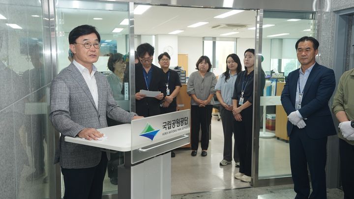 [세종=뉴시스]기후에너지환경부 산하 국립공원공단이 31일 강원도 원주 본사에서 '생태관광인증사무국추진단(TF)' 출범 현판식을 개최하고, 국가 생태관광 인증 및 평가 업무를 본격적으로 개시한다고 밝혔다. 주대영 국립공원공단 이사장이 기념사를 하고 있다.(사진= 국립공원공단 제공) *재판매 및 DB 금지