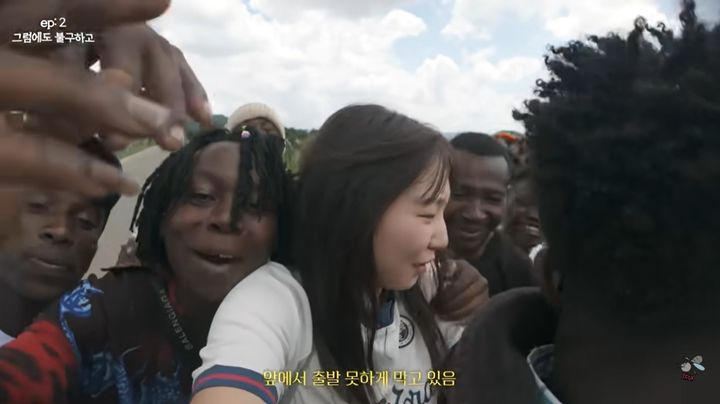 [서울=뉴시스] 여행 유튜버 '모르는지'가 탄자니아를 혼자 여행하던 중 현지 남성들에게 둘러싸여 곤혹스러운 상황을 겪은 모습이 담긴 영상이 화제가 되고 있다. (사진=유튜브 '모르는지' 캡처)
