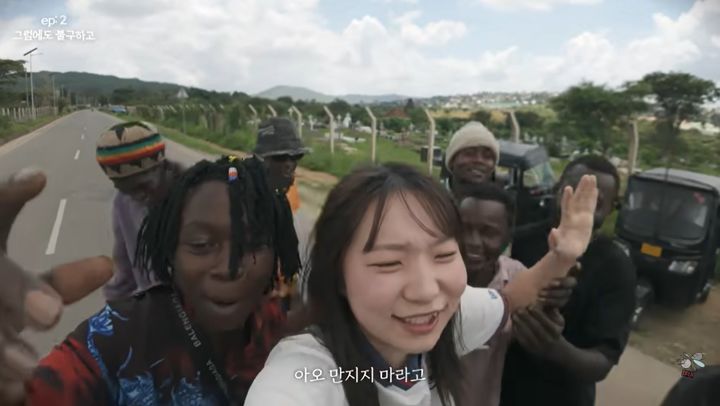 [서울=뉴시스] 여행 유튜버 '모르는지'가 탄자니아를 혼자 여행하던 중 현지 남성들에게 둘러싸여 곤혹스러운 상황을 겪은 모습이 담긴 영상이 화제가 되고 있다. (사진=유튜브 '모르는지' 캡처)