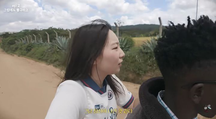 [서울=뉴시스] 여행 유튜버 '모르는지'가 탄자니아를 혼자 여행하던 중 현지 남성들에게 둘러싸여 곤혹스러운 상황을 겪은 모습이 담긴 영상이 화제가 되고 있다. (사진=유튜브 '모르는지' 캡처)