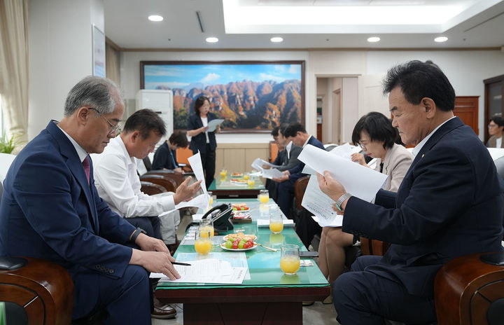 31일 태백시의회 고재창 의장을 비롯한 시의원들이 경북 봉화군의회를 방문해 영풍 석포제련소 관련 현안에 대한 양 지자체 차원의 상생 대응 방안을 논의하고 있다.(사진=태백시의회 제공) *재판매 및 DB 금지