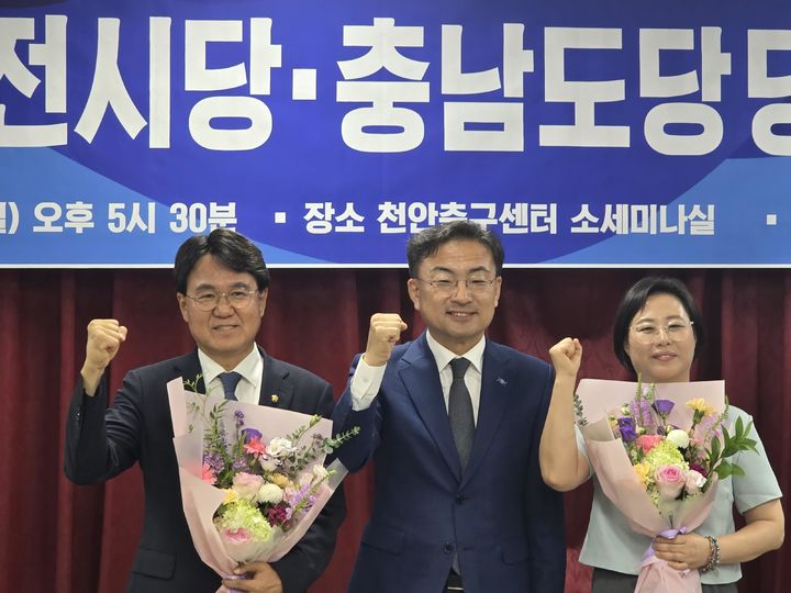 [천안=뉴시스] (왼쪽부터) 조국혁신당 황운하 대전시당위원장, 신장식 당대표, 백진숙 충남도당위원장. (사진=조국혁신당 충남도당 제공) 2026.08.31 photo@newsis.com *재판매 및 DB 금지