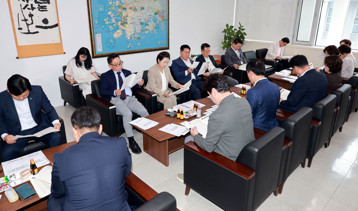[무안=뉴시스] 전남광주특별시의회 반도체특위가 31일 의회 전남청사에서 현안 간담회를 하고 있다. (사진=시의회 제공) photo@newsis.com *재판매 및 DB 금지