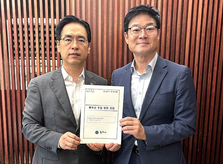 [원주=뉴시스] 이덕화 기자 = 31일 구자열 원주시장(오른쪽)과 행정안전부 김민재 차관이 간담회 후 기념촬영을 하고 있다. 2026.08.31. wonder8768@newsis.com *재판매 및 DB 금지