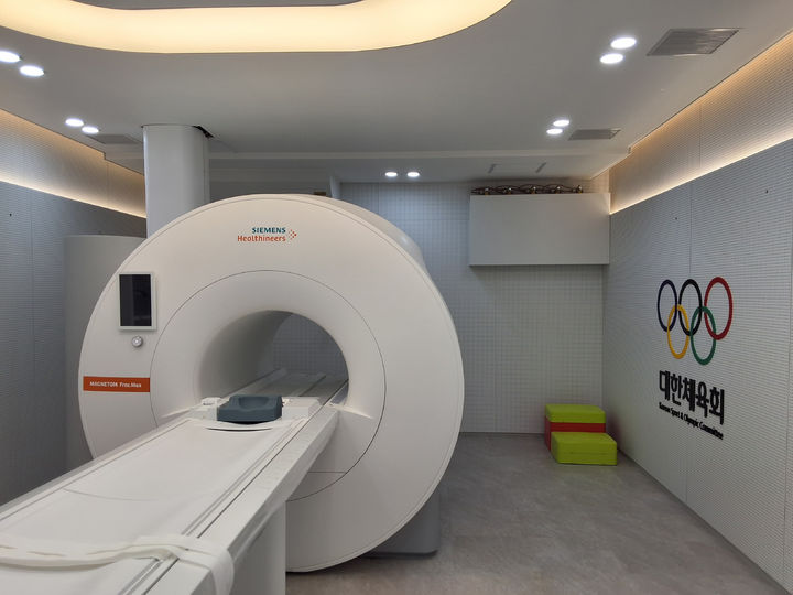 [서울=뉴시스] 충북 진천 국가대표선수촌에 도입된 MRI 장비 (사진=대한체육회 제공) 2026.08.31. *재판매 및 DB 금지