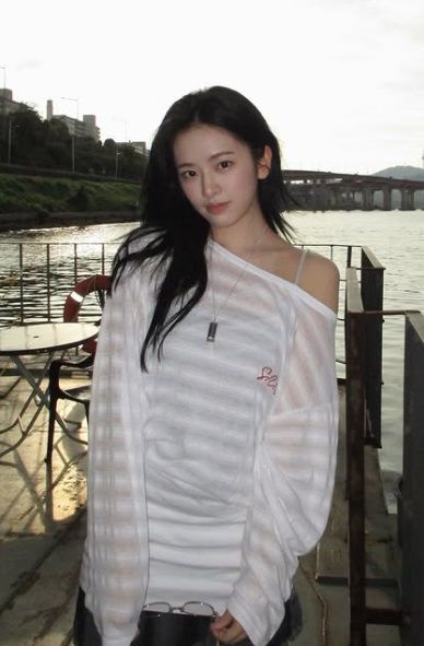 [서울=뉴시스] 그룹 아이브 멤버 안유진이 지난 30일 자신의 인스타그램에 10CM '일말의 가능성' 보컬 챌린지 촬영 당시 모습을 공개했다. (사진=안유진 인스타그램 캡처) *재판매 및 DB 금지