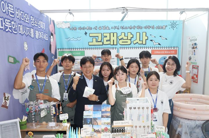 [울산=뉴시스] 조용식 울산시교육감이 31일 광주여자대학교 유니버시아드 체육관에서 열린 '제16회 전국상업경진대회'에서 울산생활고등학교 창업동아리 고래상사를 찾아 학생들을 격려한 뒤 기념촬영을 하고 있다. (사진=울산시교육청 제공) photo@newsis.com *재판매 및 DB 금지