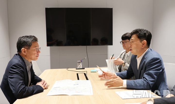[포항=뉴시스] 박용선 포항시장이 31일 기획예산처와 국회 예결위원회를 방문해 국가 투자 사업 국비 반영 협조를 요청했다. 사진은 박 시장(오른쪽)이 조용범 기획예산처 차관을 만나 주요 현안 사업과 관련해 정부 차원의 적극적인 지원을 요청하고 있다. (사진=포항시 제공) 2026.08.31. photo@newsis.com