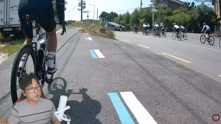 [서울=뉴시스]최근 파주로 향하는 도로에서 한 자전거동호회 회원들이 자전거도로 옆에 있음에도 차도에서 주행하고 있다.(사진=유튜브 '드론라이더' 캡처)2026.08.31. *재판매 및 DB 금지