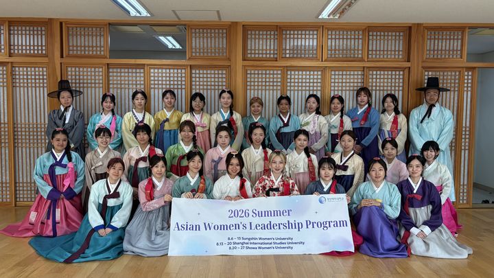 [서울=뉴시스] '2026학년도 하계 한·중·일 아시안 여성 리더십 프로그램(Asian Women's Leadership Program)'에 참여한 한중일 3개국 학생들이 성신여대에서 문화체험을 마치고 기념 사진을 촬영하고 있다. (사진=성신여대 제공) 2026.08.31. photo@newsis.com *재판매 및 DB 금지