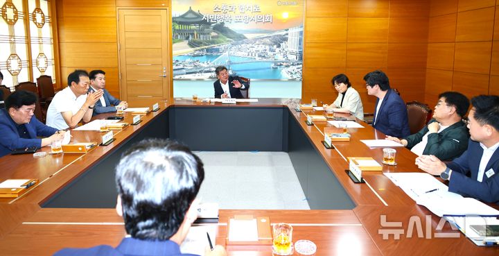 [포항=뉴시스] 포항시의회는 31일 시의회 회의실에 김철수 의장 주재로 의장단·상임위원장이 참석한 가운데 포항시 지방채 발행과 관련해 간담회를 열고 있다. (사진=포항시의회 제공) 2026.08.31. photo@newsis.com