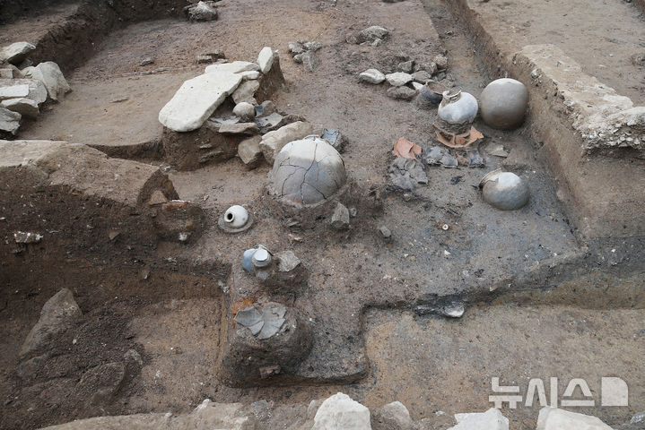 [서울=뉴시스] 충주 장미산성 성내 부뚜막 시설 및 유물 출토 모습 (사진=국가유산청 제공) 2026.09.01. photo@newsis.com