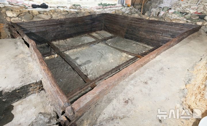 [서울=뉴시스] 충주 장미산성 목조집수지 근경 (사진=국가유산청 제공) 2026.09.01. photo@newsis.com