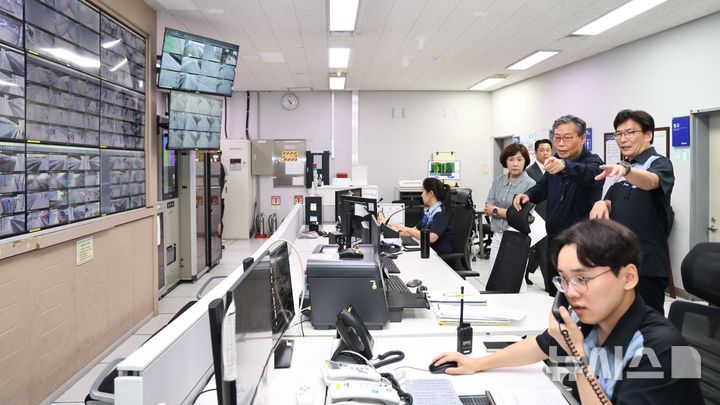 [서울=뉴시스] 김태승 코레일 사장(사진 가운데)이 31일 서울역 통제실에서 고속철도 통합운행 준비상황을 최종 점검했다. (사진= 코레일 제공)