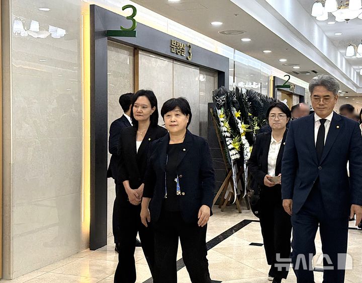 [포항=뉴시스] 안병철 기자 = 31일 오후 서영교 국회 법제사법위원장이 김남희·김기표 의원과 함께 조희대 대법원장 부친 고(故) 조부환 씨의 빈소를 찾아 조문하고 유가족을 위로했다. 2026.08.31. abc1571@newsis.com.
