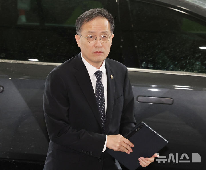 [서울=뉴시스] 조수정 기자 = 부총리 겸 재정경제부 장관 후보자로 지명된 이형일 재정경제부 1차관이 31일 오전 서울 종로구 정부서울청사로 등청하고 있다. 2026.08.31. chocrystal@newsis.com