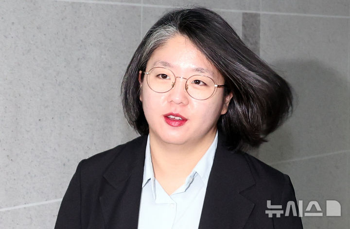 [서울=뉴시스] 최진석 기자 = 성평등가족부 장관 후보로 지명된 용혜인 기본소득당 의원이 31일 여의도 국회 의원회관 사무실로 출근하고 있다. 2026.08.31. myjs@newsis.com