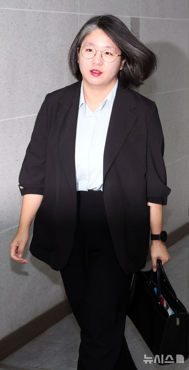 [서울=뉴시스] 최진석 기자 = 성평등가족부 장관 후보로 지명된 용혜인 기본소득당 의원이 31일 여의도 국회 의원회관 사무실로 출근하고 있다. 2026.08.31. myjs@newsis.com