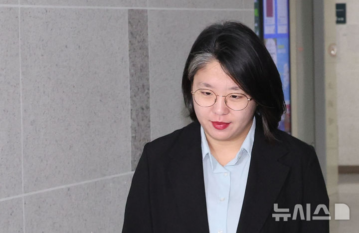 [서울=뉴시스] 최진석 기자 = 성평등가족부 장관 후보로 지명된 용혜인 기본소득당 의원이 31일 여의도 국회 의원회관 사무실로 출근하고 있다. 2026.08.31. myjs@newsis.com
