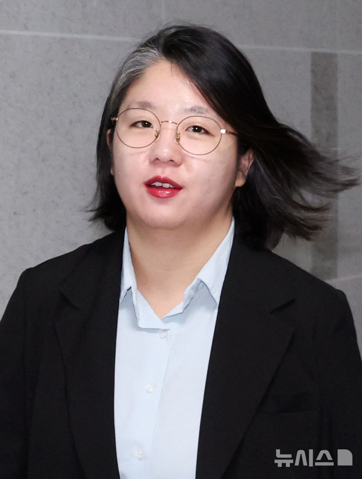 [서울=뉴시스] 최진석 기자 = 성평등가족부 장관 후보로 지명된 용혜인 기본소득당 의원이 31일 여의도 국회 의원회관 사무실로 출근하고 있다. 2026.08.31. myjs@newsis.com
