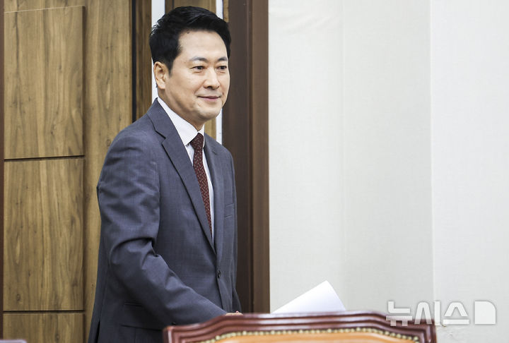 [서울=뉴시스] 정병혁 기자 = 장동혁 국민의힘 대표가 31일 서울 여의도 국회에서 열린 최고위원회의에 참석하고 있다. 2026.08.31. jhope@newsis.com