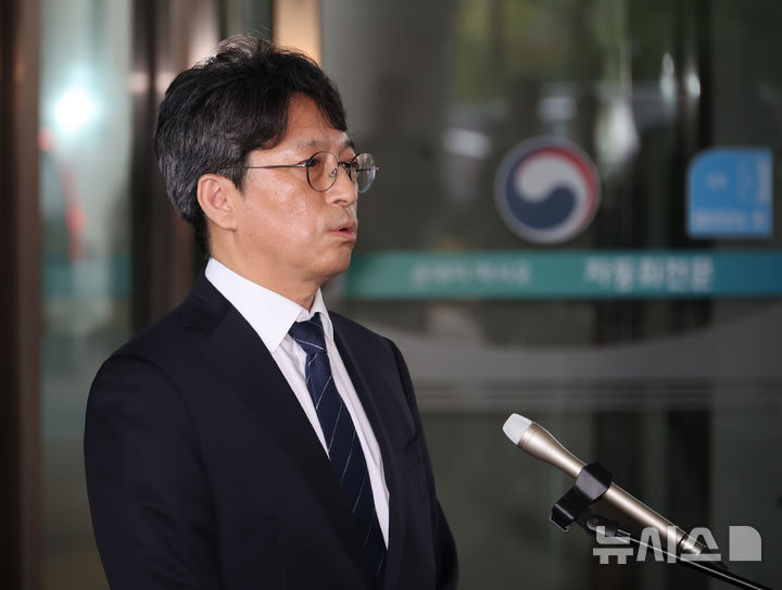 [세종=뉴시스] 배훈식 기자 = 홍지선 국토교통부 장관 후보자가 31일 오전 세종시 정부세종청사로 출근하며 취재진 질문에 답하고 있다. 2026.08.31. dahora83@newsis.com