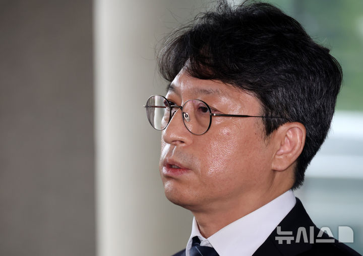 [세종=뉴시스] 배훈식 기자 = 홍지선 국토교통부 장관 후보자가 31일 오전 세종시 정부세종청사로 출근하며 취재진 질문에 답하고 있다. 2026.08.31. dahora83@newsis.com